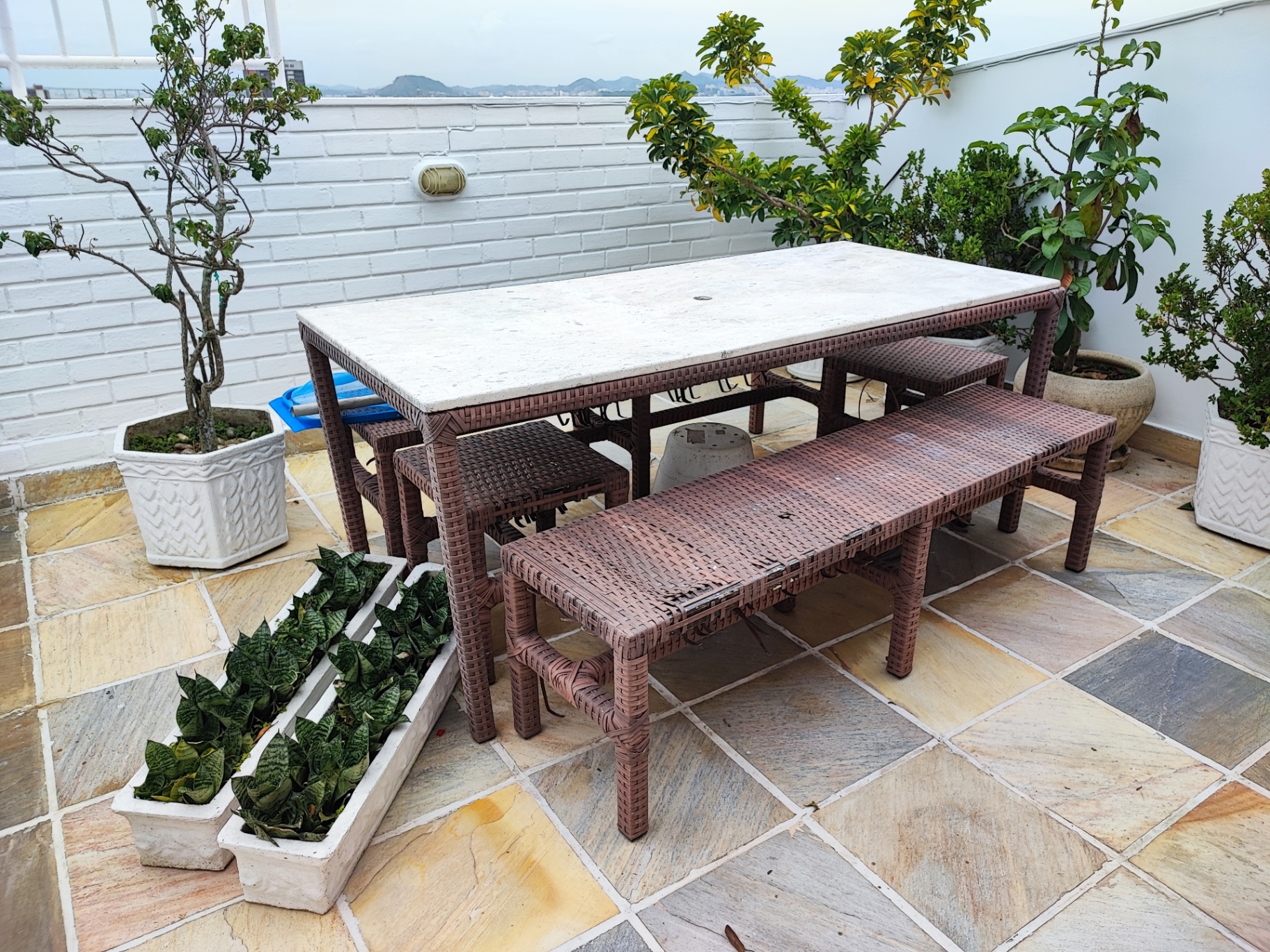 Conjunto de mesa com bancos — antes da revitalização