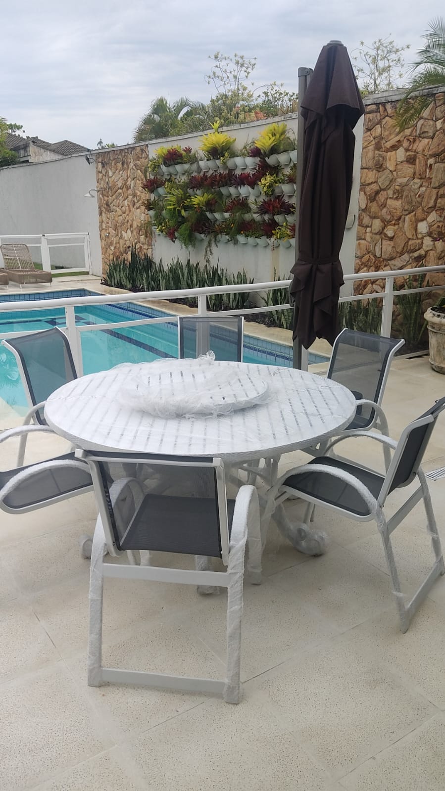 Mesa e cadeiras com tela sling — depois da revitalização