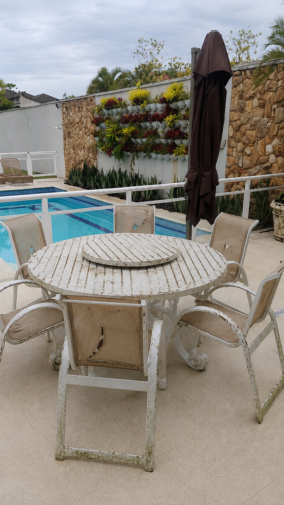 Mesa e cadeiras com tela sling — antes da revitalização